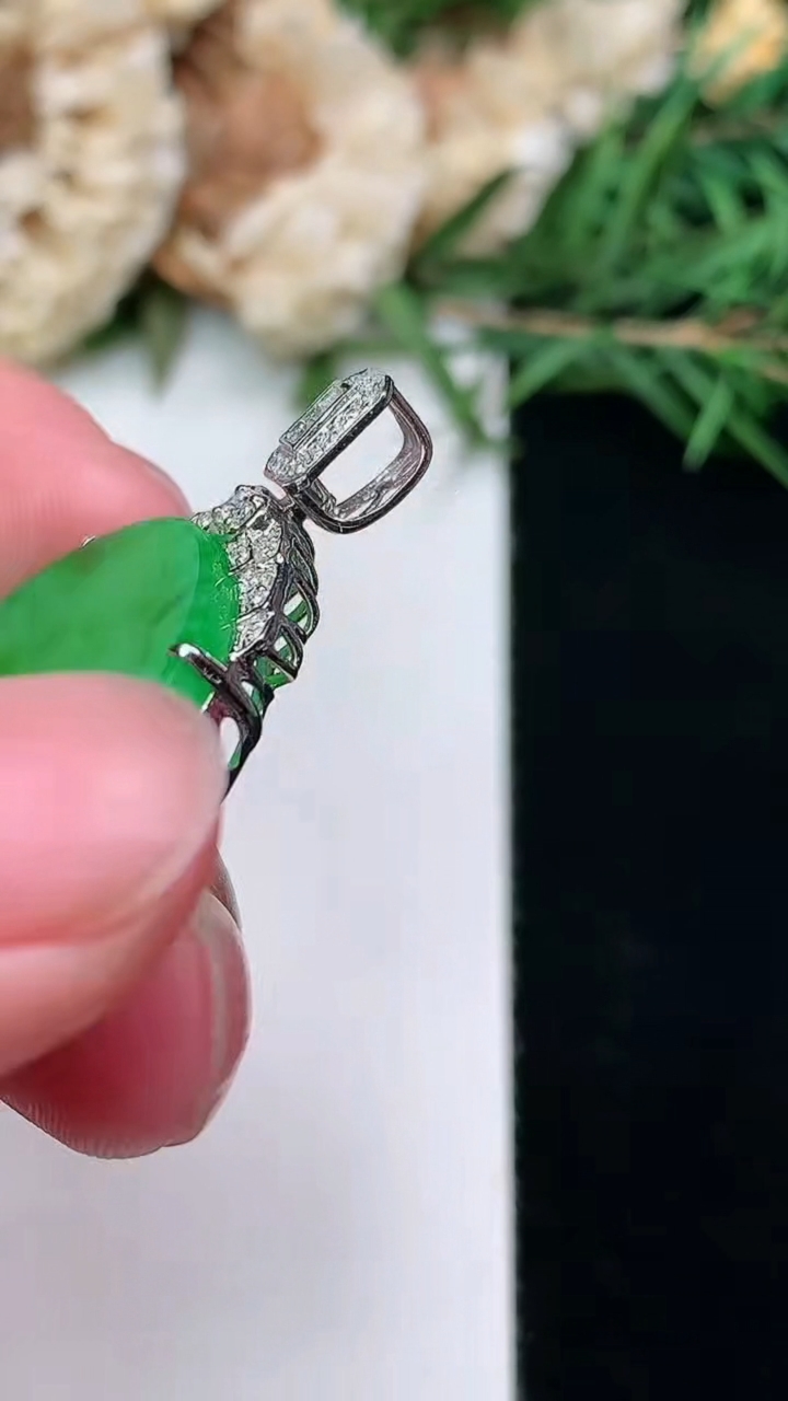 天然A货翡翠无事牌吊坠，尺寸26.4-5.2，重量:5.80g
3月8日