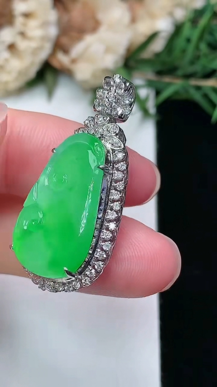 天然A货翡翠如意吊坠，尺寸33.2-16.6-9
3月8日