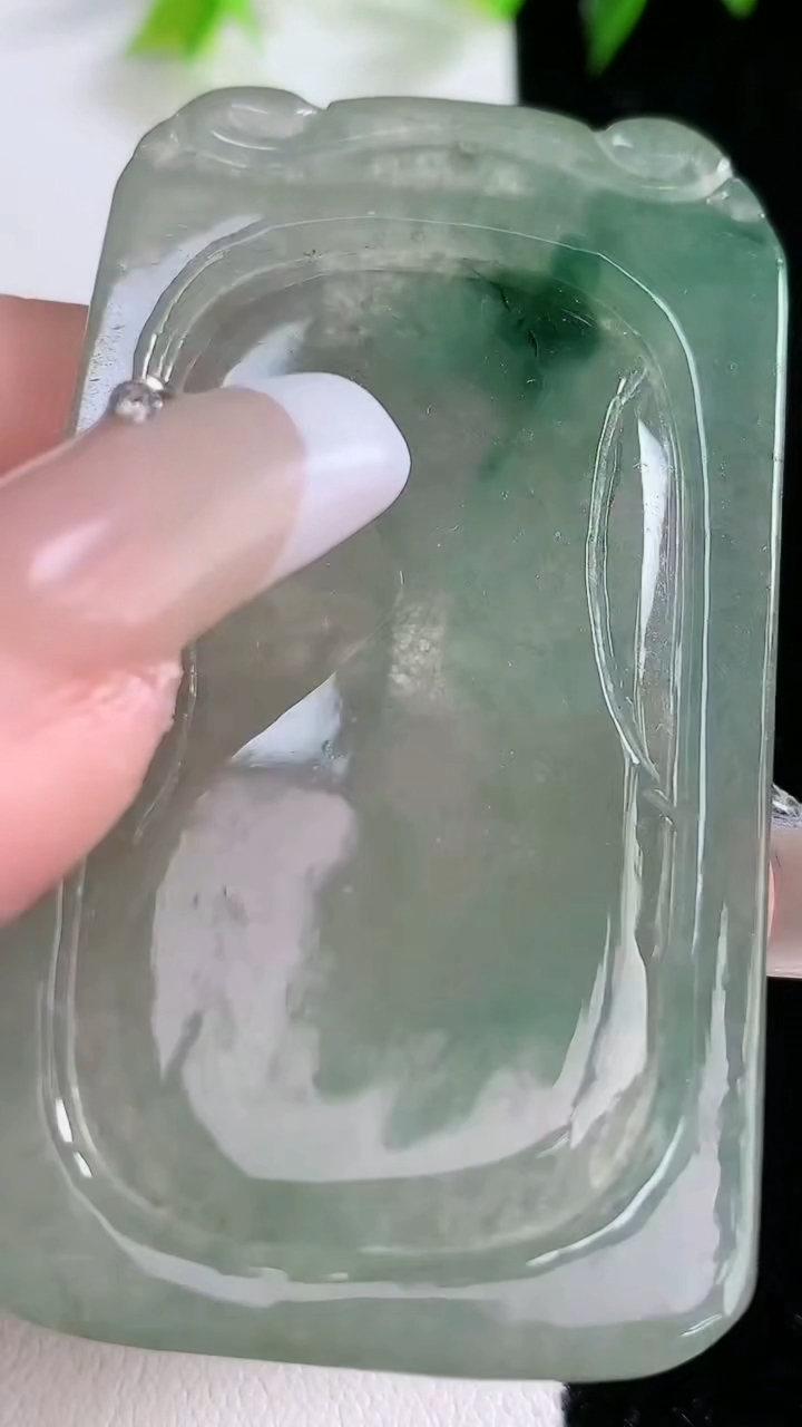 天然A货翡翠牌吊坠，尺寸59-33-5.2，重:26.42g
3月8日