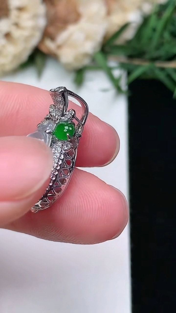 天然A货翡翠白冰葫芦吊坠，尺寸20.8-11.2-8.3，裸石13.6-8.9，重量:2.67g
3月8日