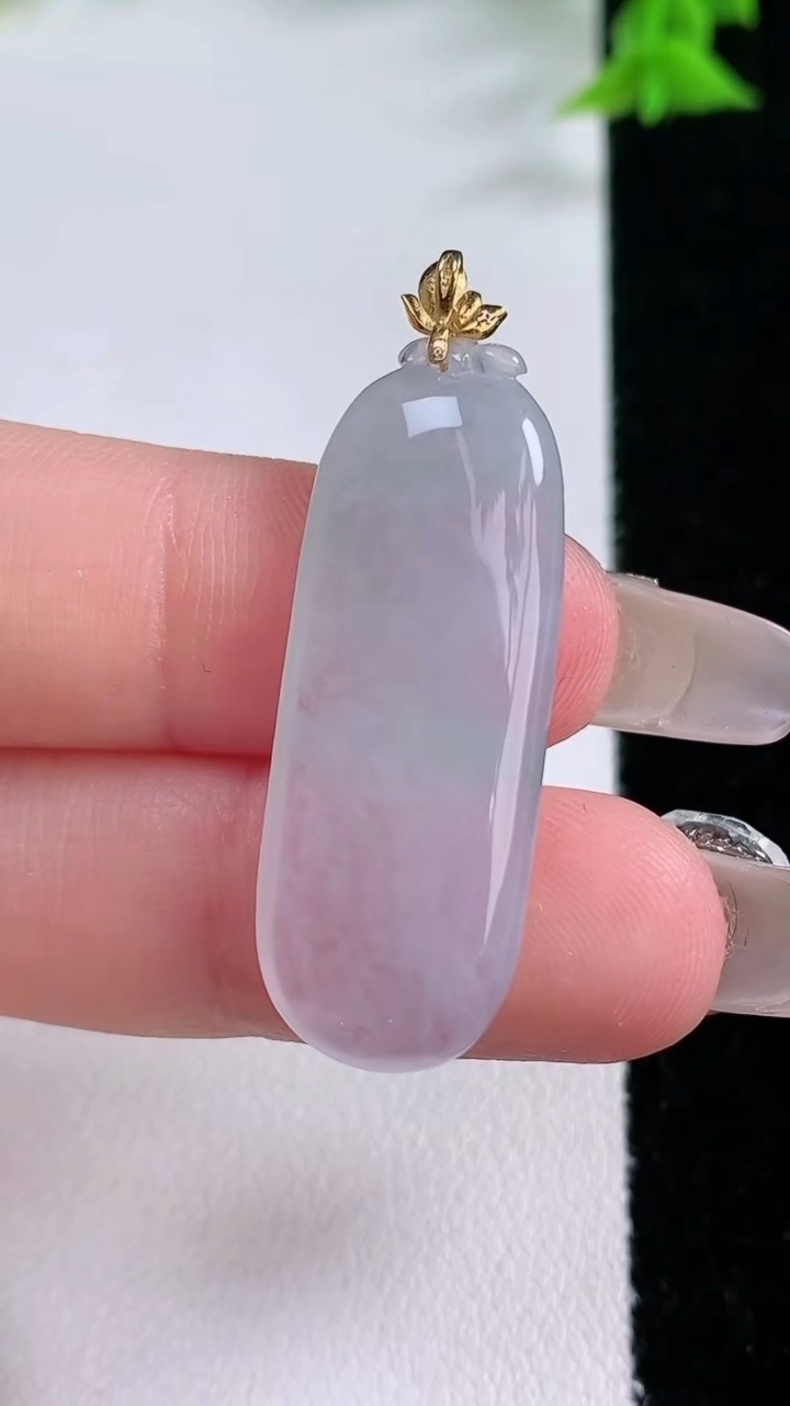 天然A货翡翠福瓜吊坠，尺寸33-12.4-5，重量:4.92g
3月8日