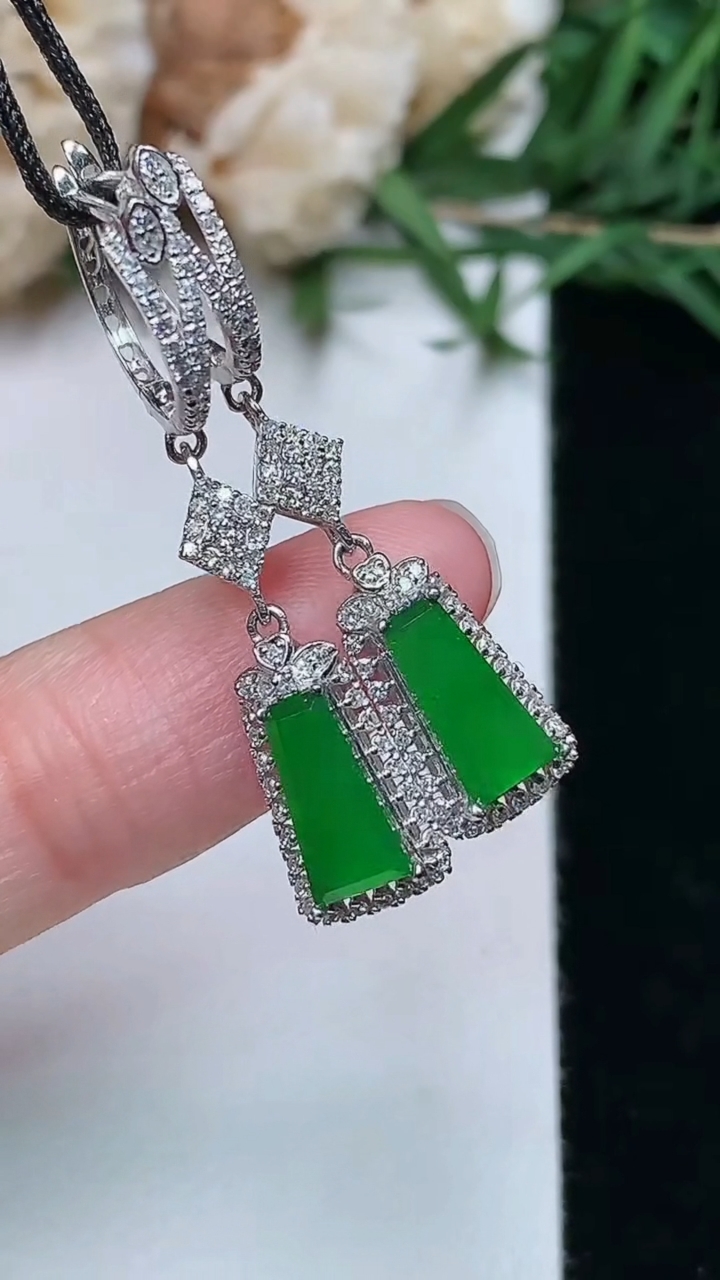 天然A货翡翠无事牌耳坠，尺寸8.5-4，重量:2.63g
3月8日