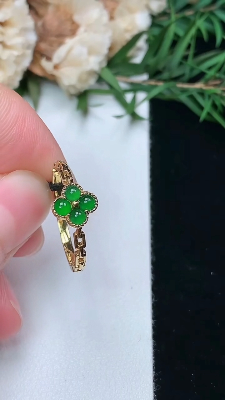 天然A货翡翠蛋面戒指，尺寸16.8-2.3，重量:1.64g2026年3月8日
工厂直销收藏佳品,种好水足，色泽均匀，有种有色，上手高大气！