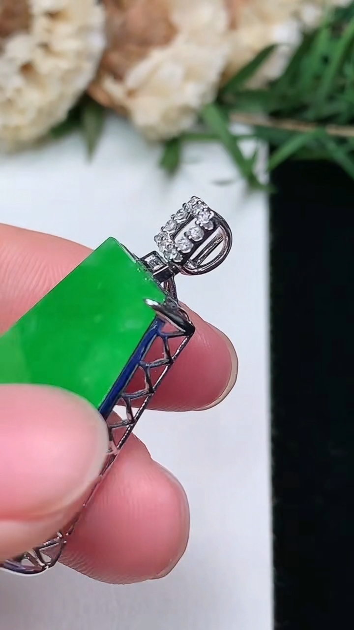 天然A货翡翠无事牌吊坠，尺寸25.6-20.6-7，重量:5.47g
3月8日