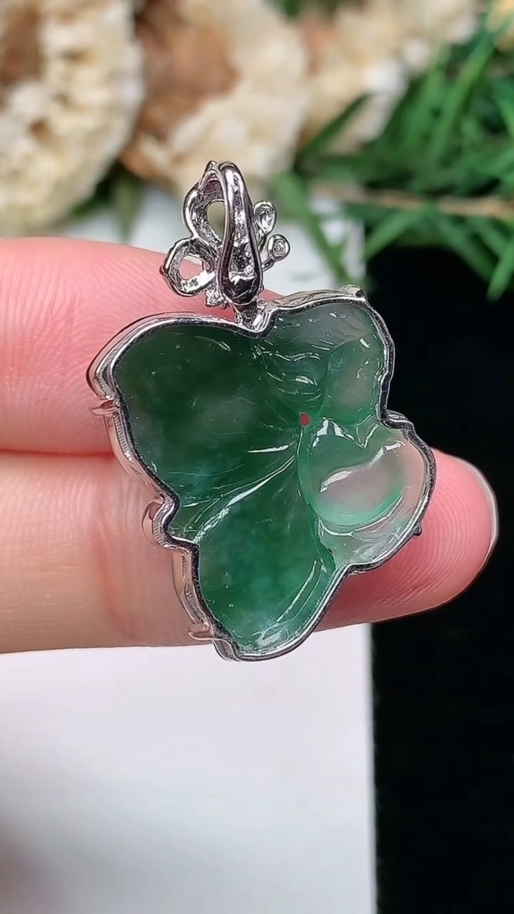 天然A货翡翠花仙子吊坠，尺寸21.5-17.7-6.6，重量:4.62g
3月8日