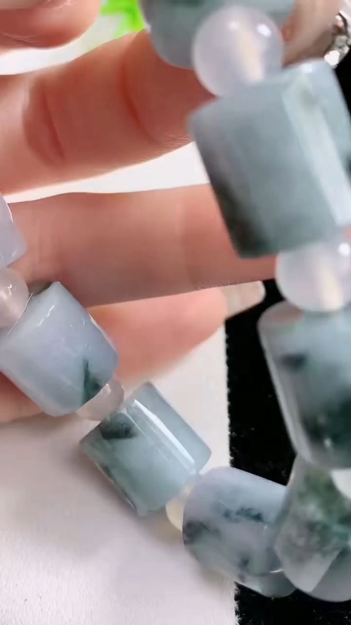 天然A货翡翠飘花路路通手串，尺寸13.8-13.5-11颗，重:73.10g3月8日
工厂直销收藏佳品,种好水足，色泽均匀，有种有色，上手高大气！