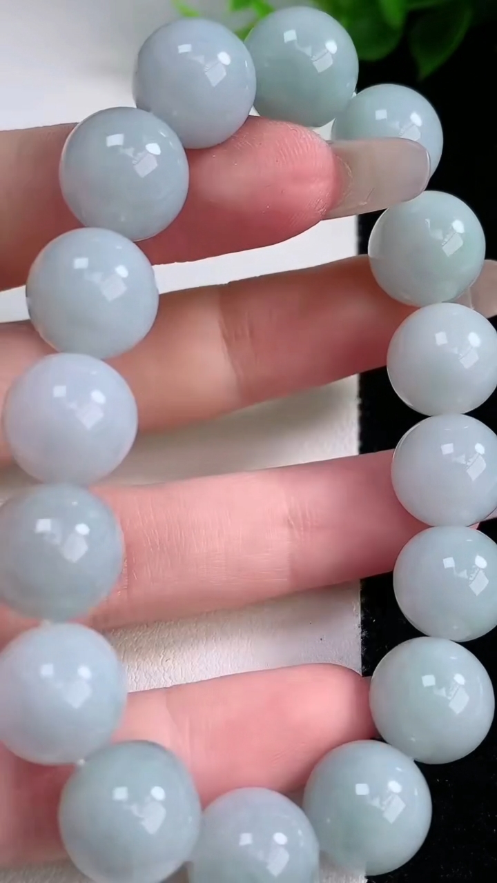 天然A货翡翠白冰圆珠手串16颗，尺寸12.1，重:50.42g3月8日
工厂直销收藏佳品,种好水足，色泽均匀，有种有色，上手高大气！
