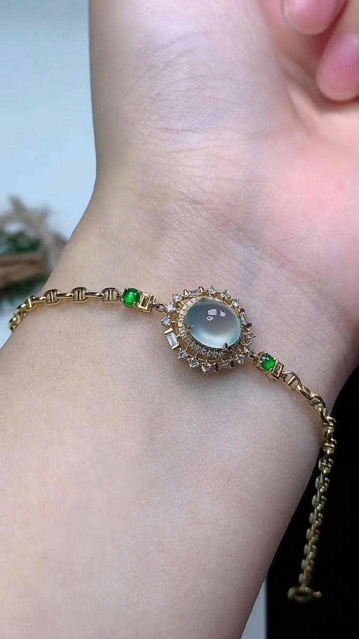 天然A货翡翠白冰蛋面手链，尺寸7.8-6.7，重量:2.59g
3月8日