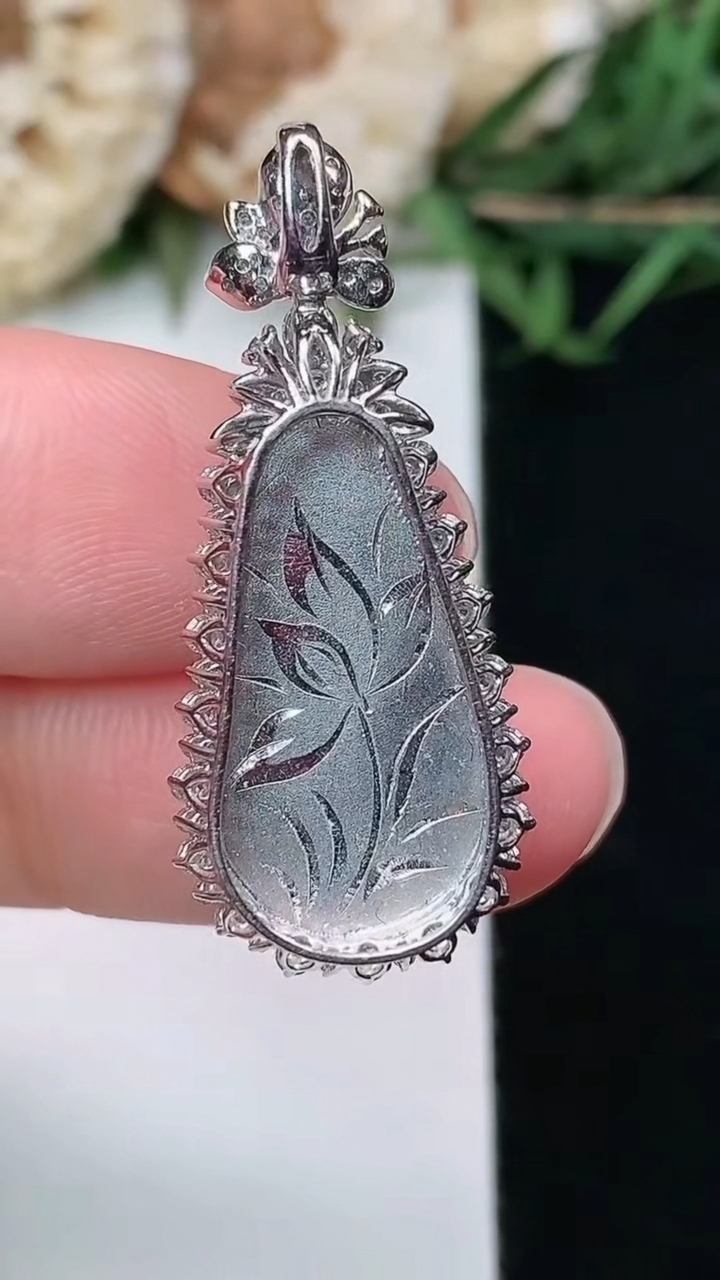 天然A货翡翠白冰福豆吊坠，尺寸32.7-13.9-9.3
3月8日