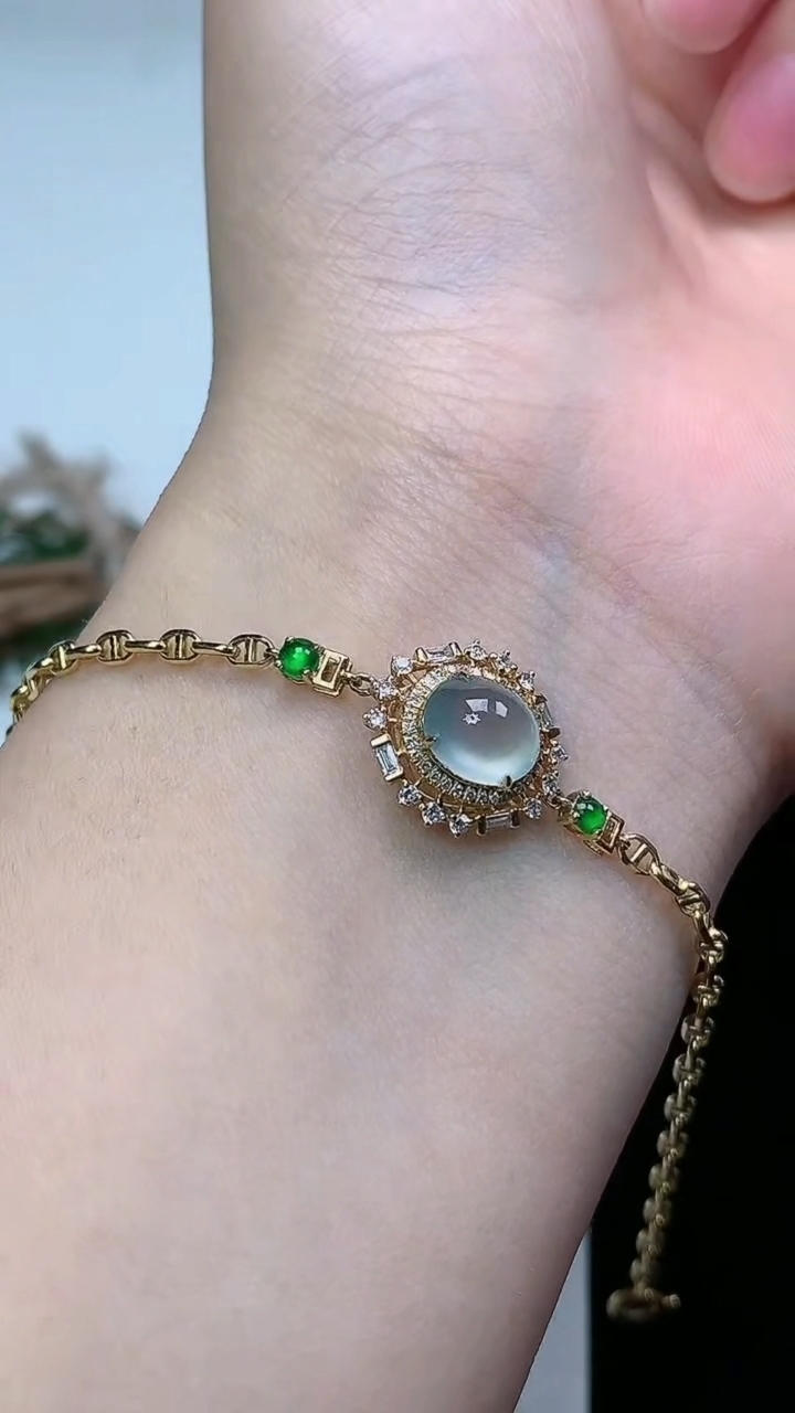 天然A货翡翠白冰蛋面手链，尺寸7.8-6.7，重量:2.59g
3月8日