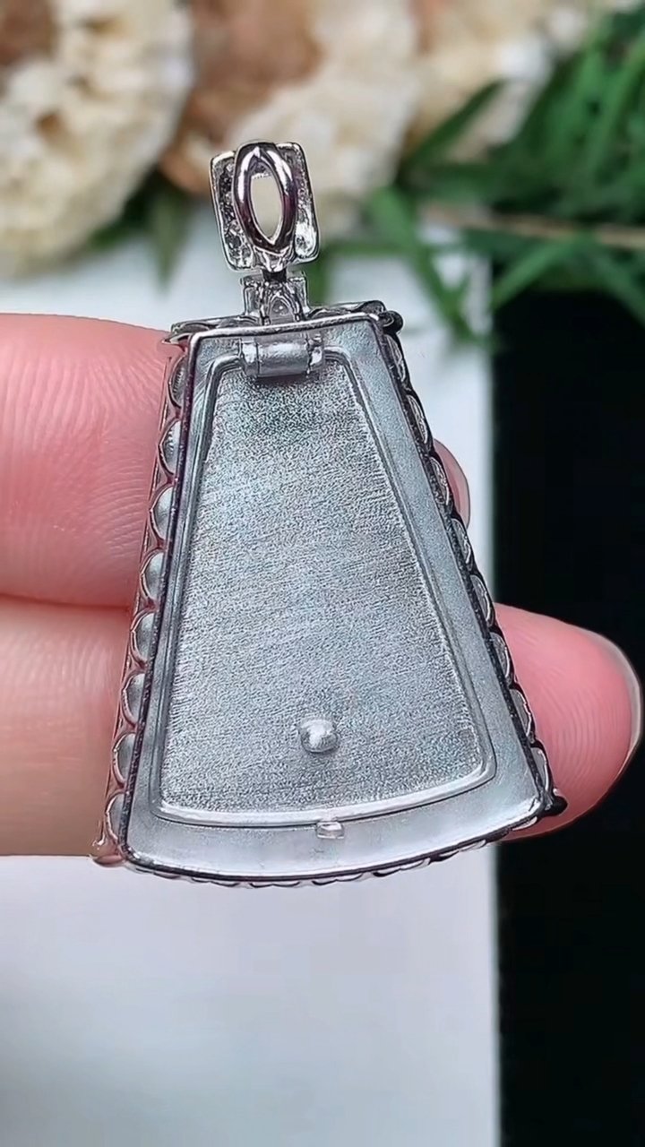 天然A货翡翠无事牌吊坠，尺寸25.6-20.6-7，重量:5.47g
3月8日