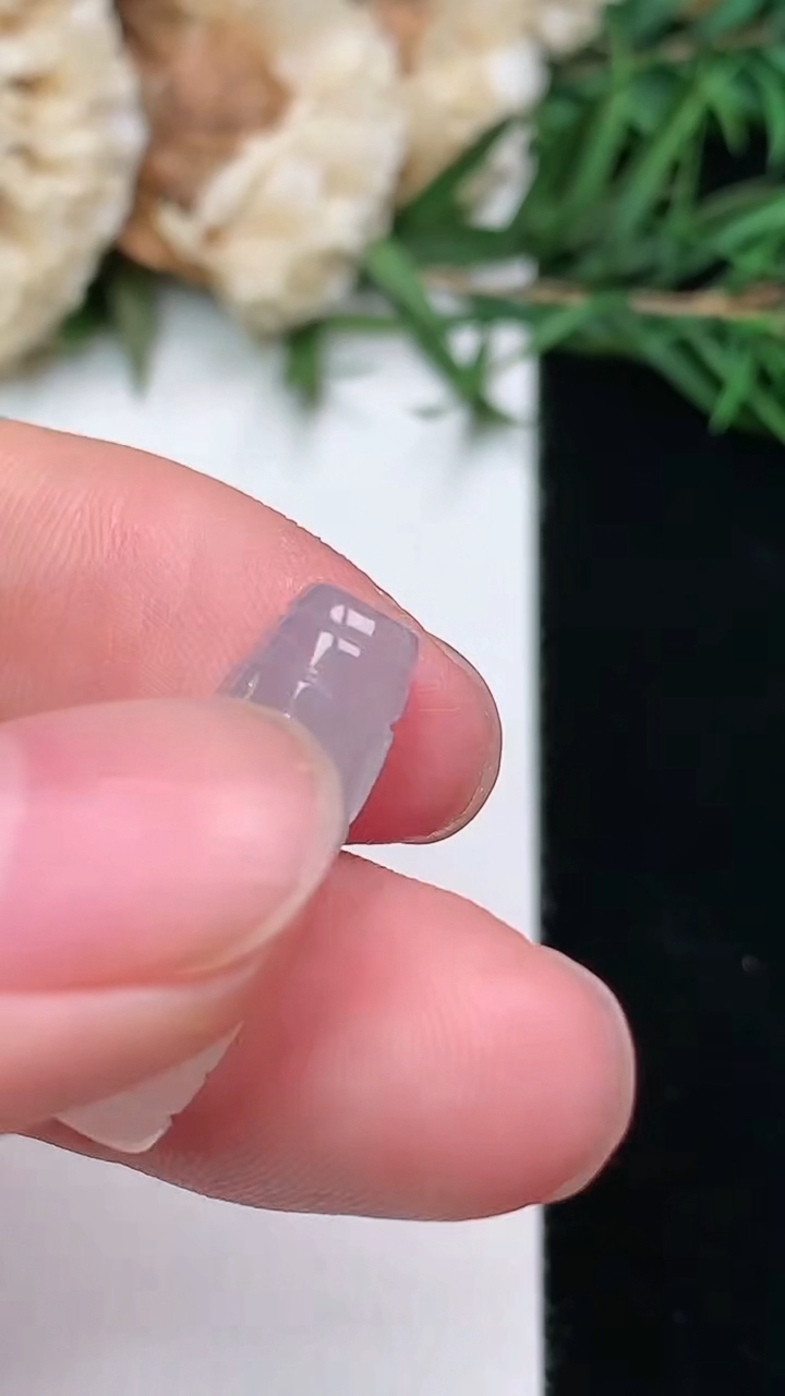 天然A货翡翠白冰雕花路路通吊坠，尺寸21.6-9-6.7，重量:2.75g
3月8日