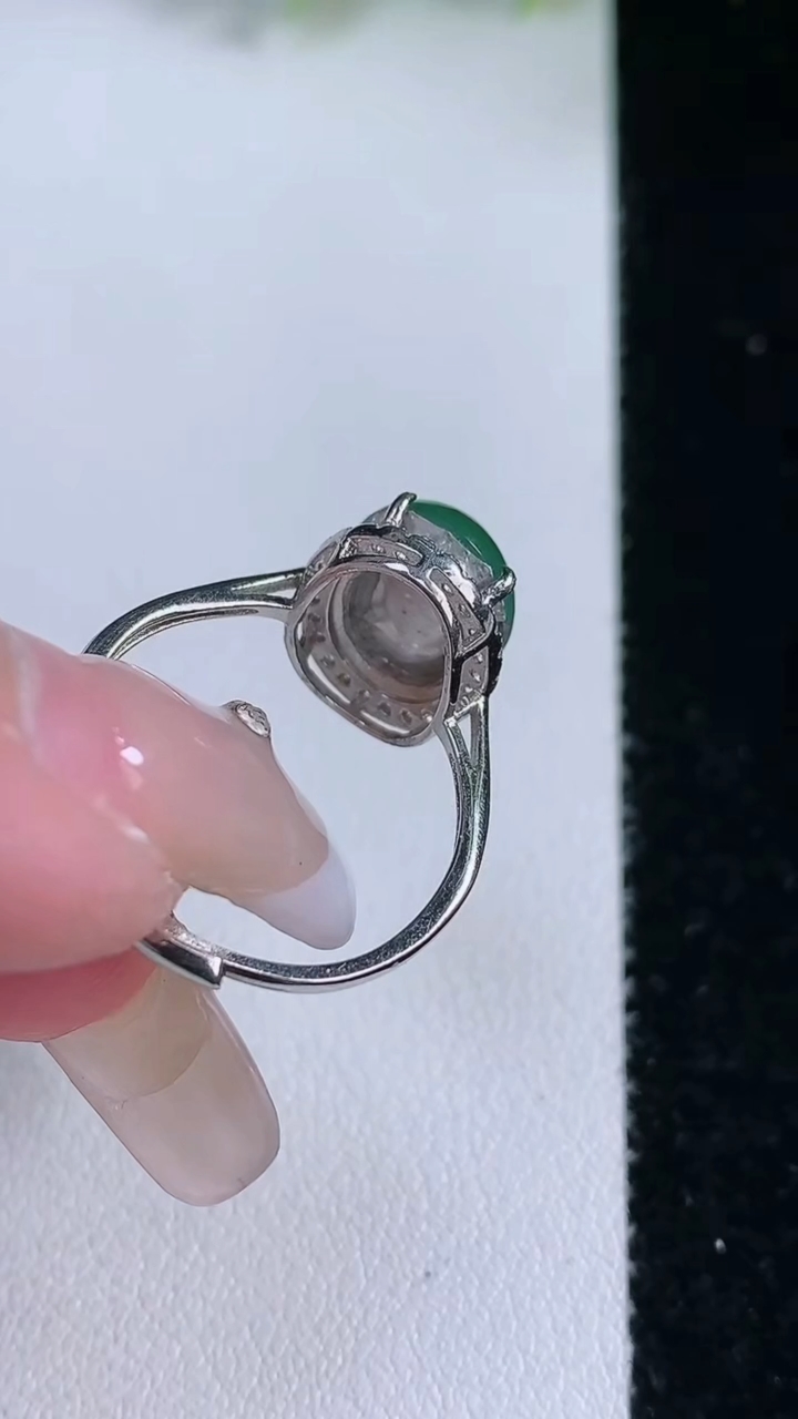 天然A货翡翠蛋面戒指，尺寸10.8-9.2，重:2.82g2026年3月8日
工厂直销收藏佳品,种好水足，色泽均匀，有种有色，上手高大气！