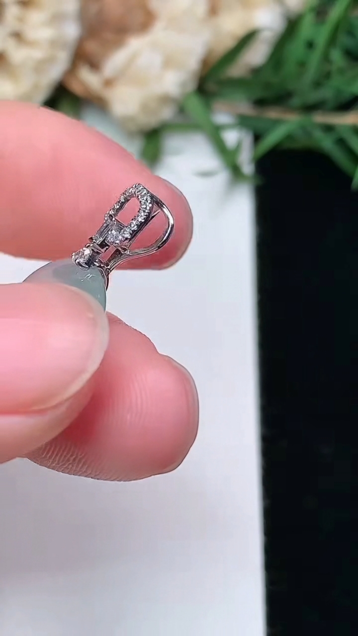 天然A货翡翠平安扣吊坠，尺寸13.7-3.3，重量:1.62g
3月8日