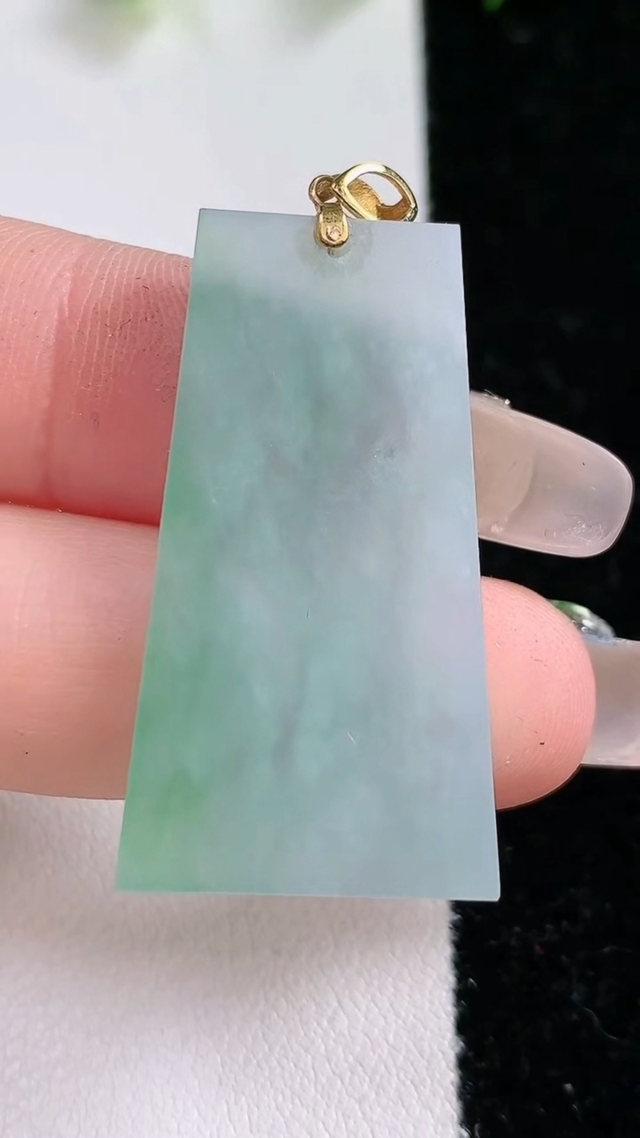 天然A货翡翠无事牌吊坠，尺寸35-19.6-2.6，重:5.12g
3月8日