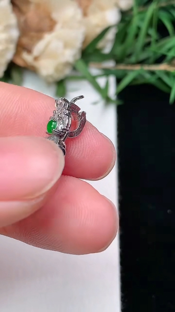 天然A货翡翠白冰福豆吊坠，尺寸13-7.9-4.3，重量:1.62g
3月8日