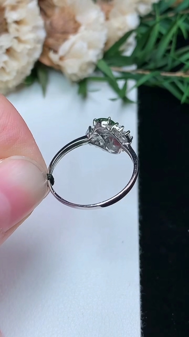 天然A货翡翠平安扣戒指，尺寸16.7-4.3，重量:1.22g2026年3月8日
工厂直销收藏佳品,种好水足，色泽均匀，有种有色，上手高大气！