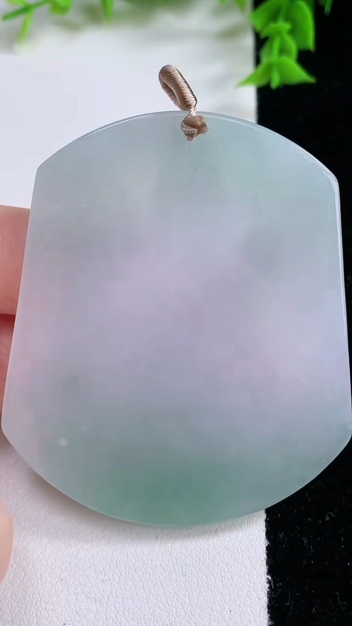 天然A货翡翠大势至菩萨吊坠，尺寸60.3-51.6-5，重量:33.45g
3月8日