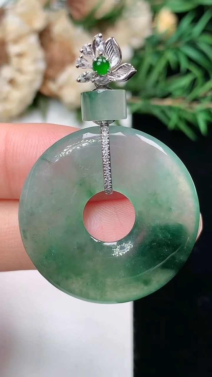 天然A货翡翠平安环吊坠，尺寸29-4，重量:8.02g
3月8日