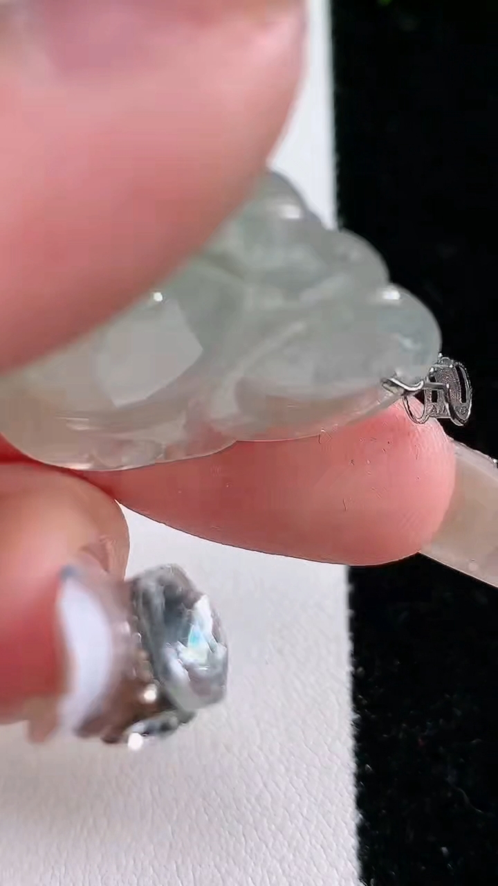 天然A货翡翠佛公吊坠，尺寸26-30.4-6，重:6.87g
3月8日