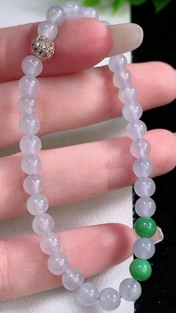 天然A货翡翠圆珠手串，尺寸5.3-33颗，重:8.48g3月8日
工厂直销收藏佳品,种好水足，色泽均