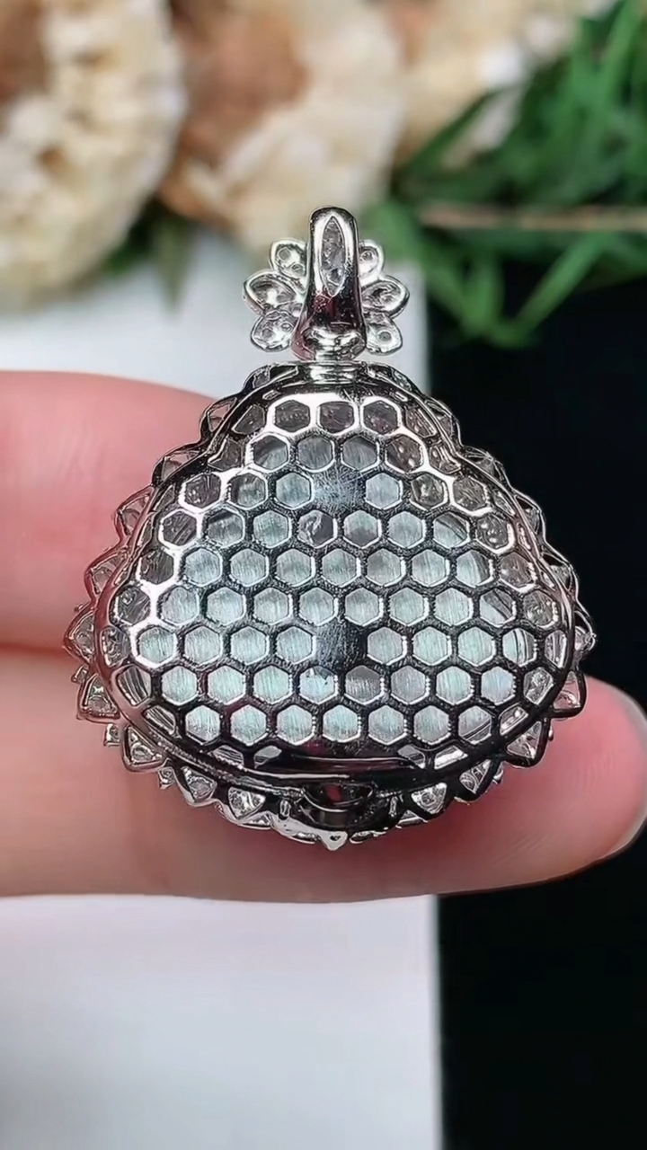 天然A货翡翠紫罗兰 飘花佛公吊坠，尺寸29-23-12，裸石15.6-18，重量:5.64g
3月8日