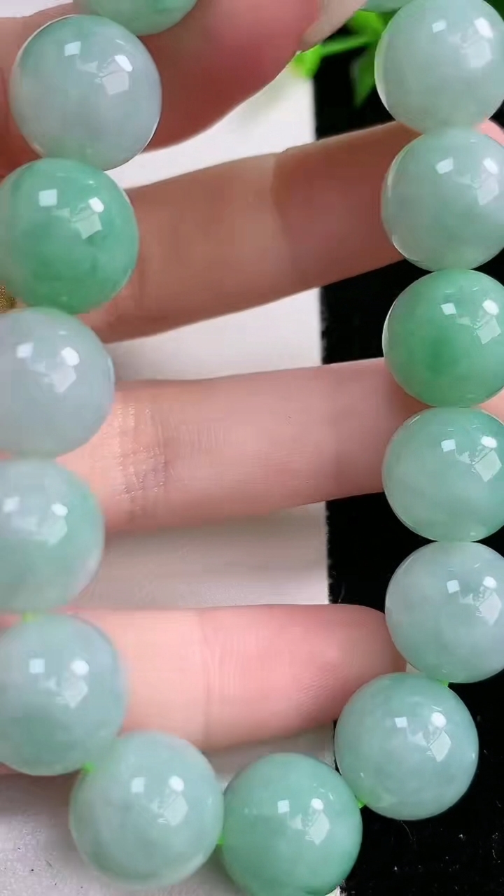 天然A货翡翠圆珠手串，尺寸13.2，重:63.74g3月8日
工厂直销收藏佳品,种好水足，色泽均匀，有种有色，上手高大气！