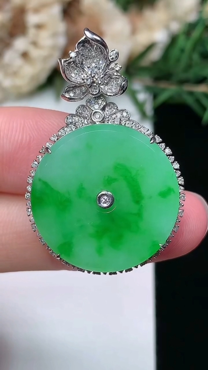 天然A货翡翠平安扣吊坠，尺寸35.5-23-7.6，裸石21，重量:6.82g
3月8日