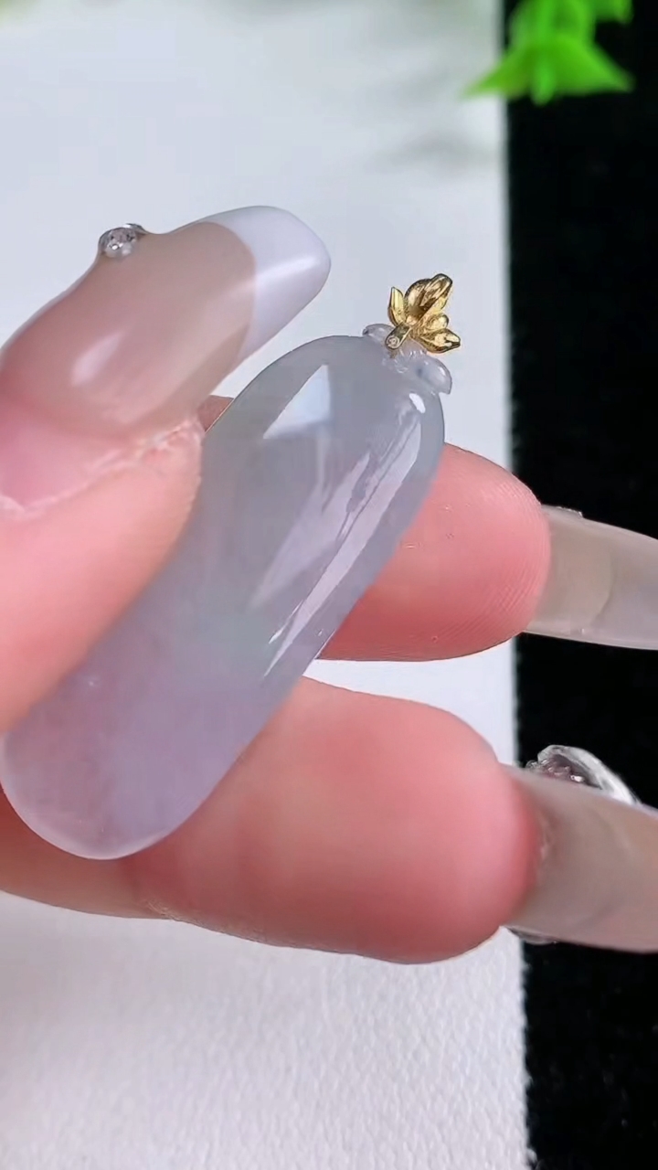 天然A货翡翠福瓜吊坠，尺寸33-12.4-5，重量:4.92g
3月8日