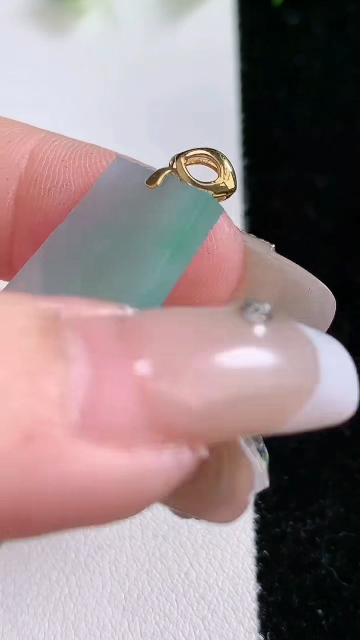 天然A货翡翠无事牌吊坠，尺寸35-19.6-2.6，重:5.12g
3月8日