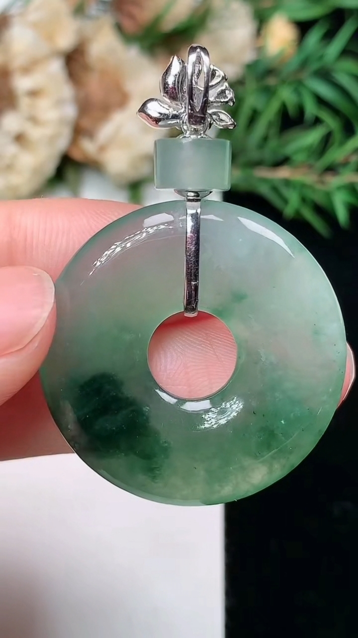 天然A货翡翠平安环吊坠，尺寸29-4，重量:8.02g
3月8日