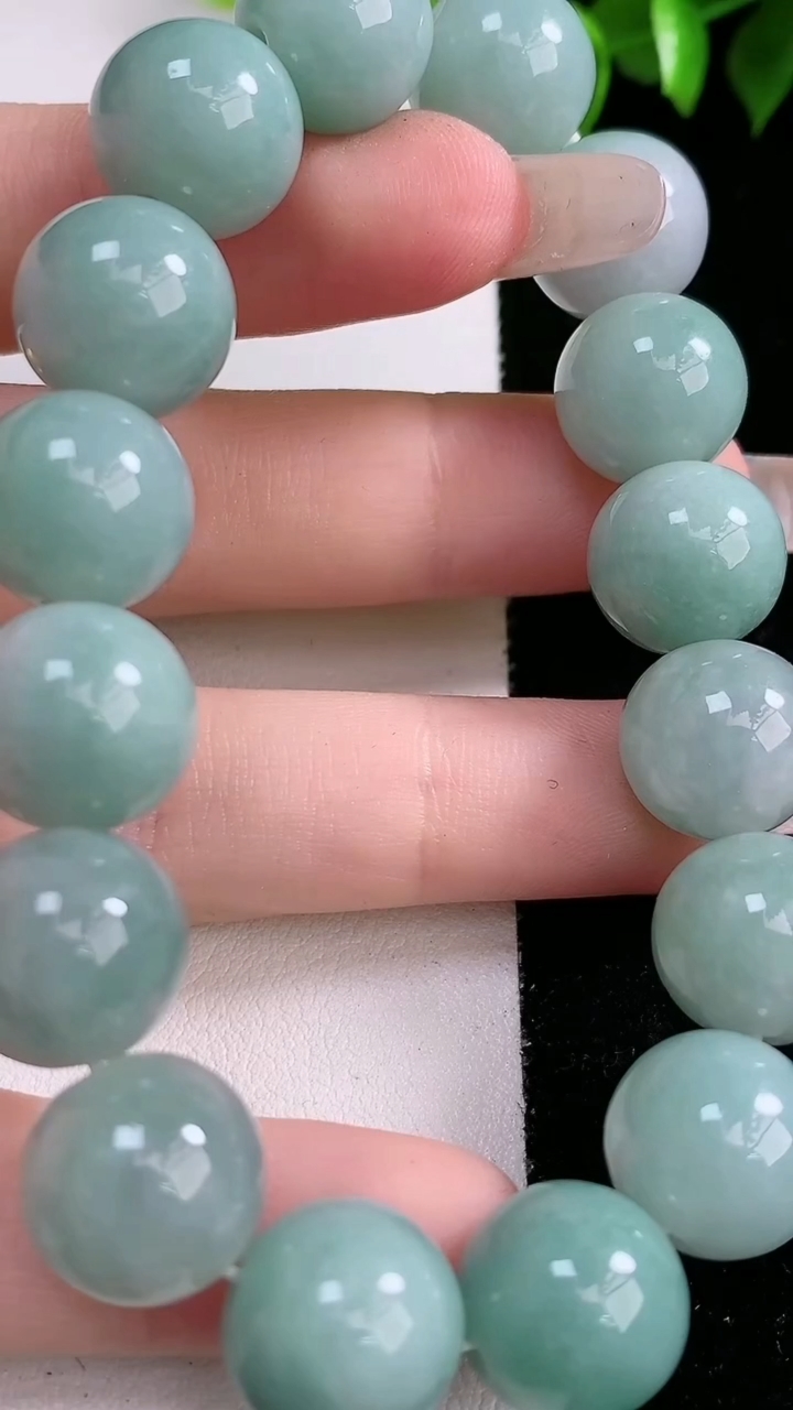 天然A货翡翠圆珠手串，尺寸13，重:58.19g3月8日
工厂直销收藏佳品,种好水足，色泽均匀，有种