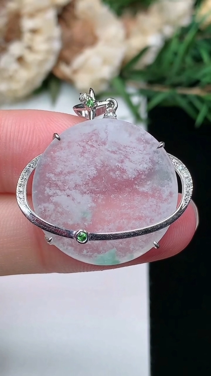 天然A货翡翠飘花无事牌吊坠，尺寸21.5-2.6，重量:3.84g
3月8日