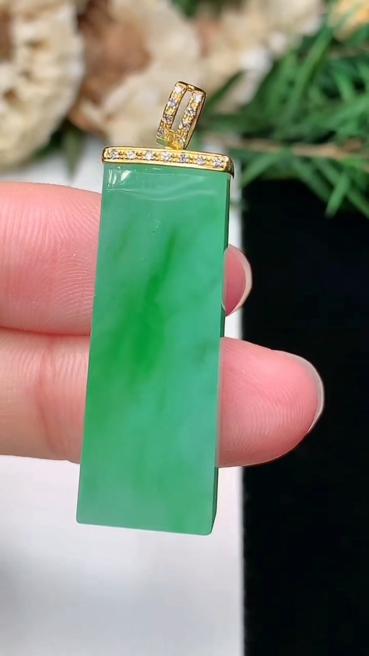 天然A货翡翠无事牌吊坠，尺寸31.6-11.2-7.6，重量:8.52g
3月8日