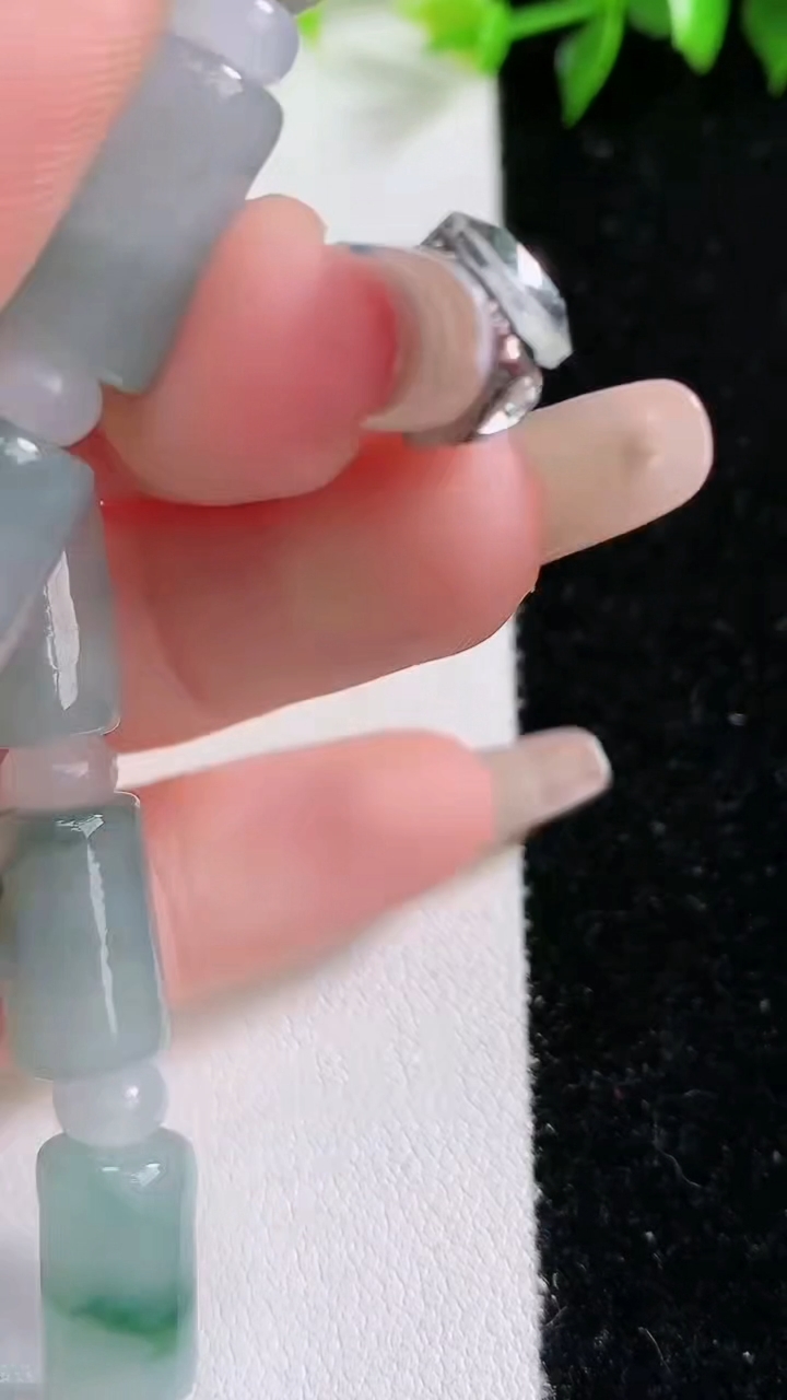 天然A货翡翠货飘花路路通手串，尺寸14.5-8.5，重:31.03g3月8日
工厂直销收藏佳品,种好水足，色泽均匀，有种有色，上手高大气！