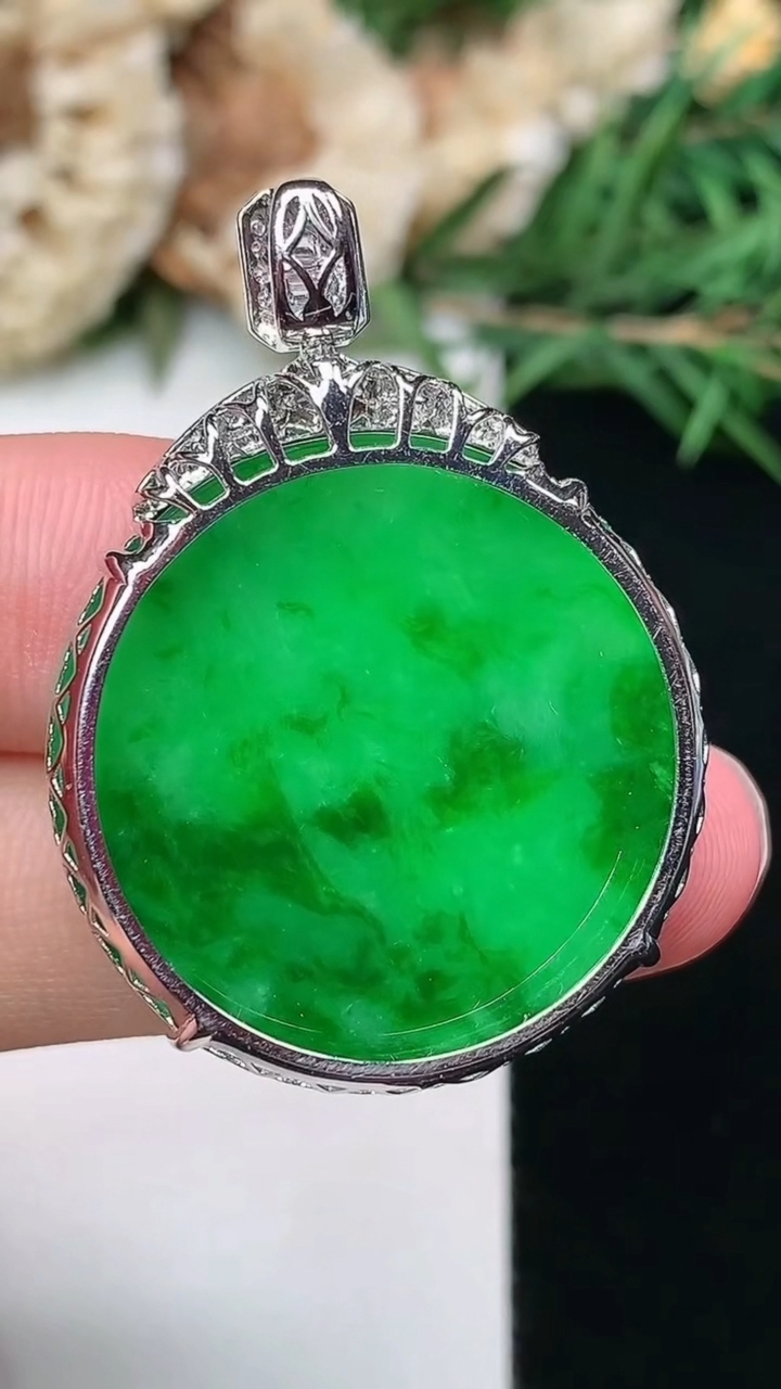 天然A货翡翠无事牌吊坠，尺寸26.4-5.2，重量:5.80g
3月8日