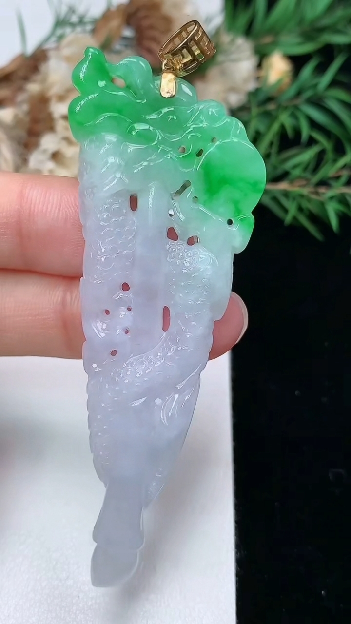 天然A货翡翠龙牌吊坠，尺寸71.2-24.4-5.2，重量:13.59g
3月8日