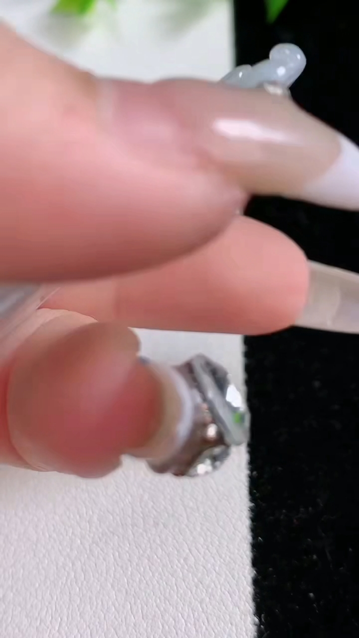 天然A货翡翠牌吊坠，尺寸58-30.5-4.3，重:17.47g
3月8日