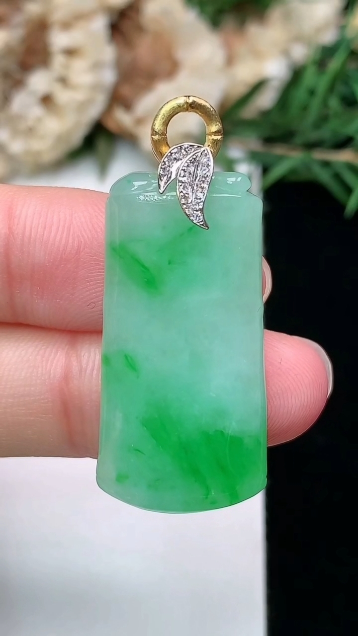 天然A货翡翠节节高升 竹节吊坠，尺寸30-15.2-6.2，重量:7.43g
3月8日