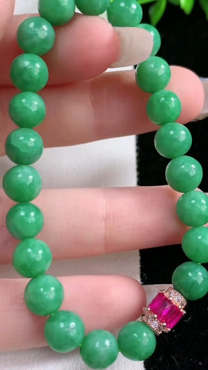 天然A货翡翠圆珠手串，尺寸7.5-22颗，重:16.68g3月8日
工厂直销收藏佳品,种好水足，色泽均匀，有种有色，上手高大气！