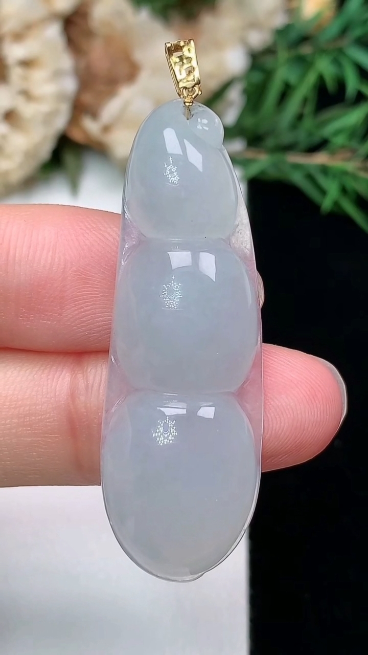 天然A货翡翠白冰福豆吊坠，尺寸41.6-14.2-5.9，重量:5.90g
3月8日