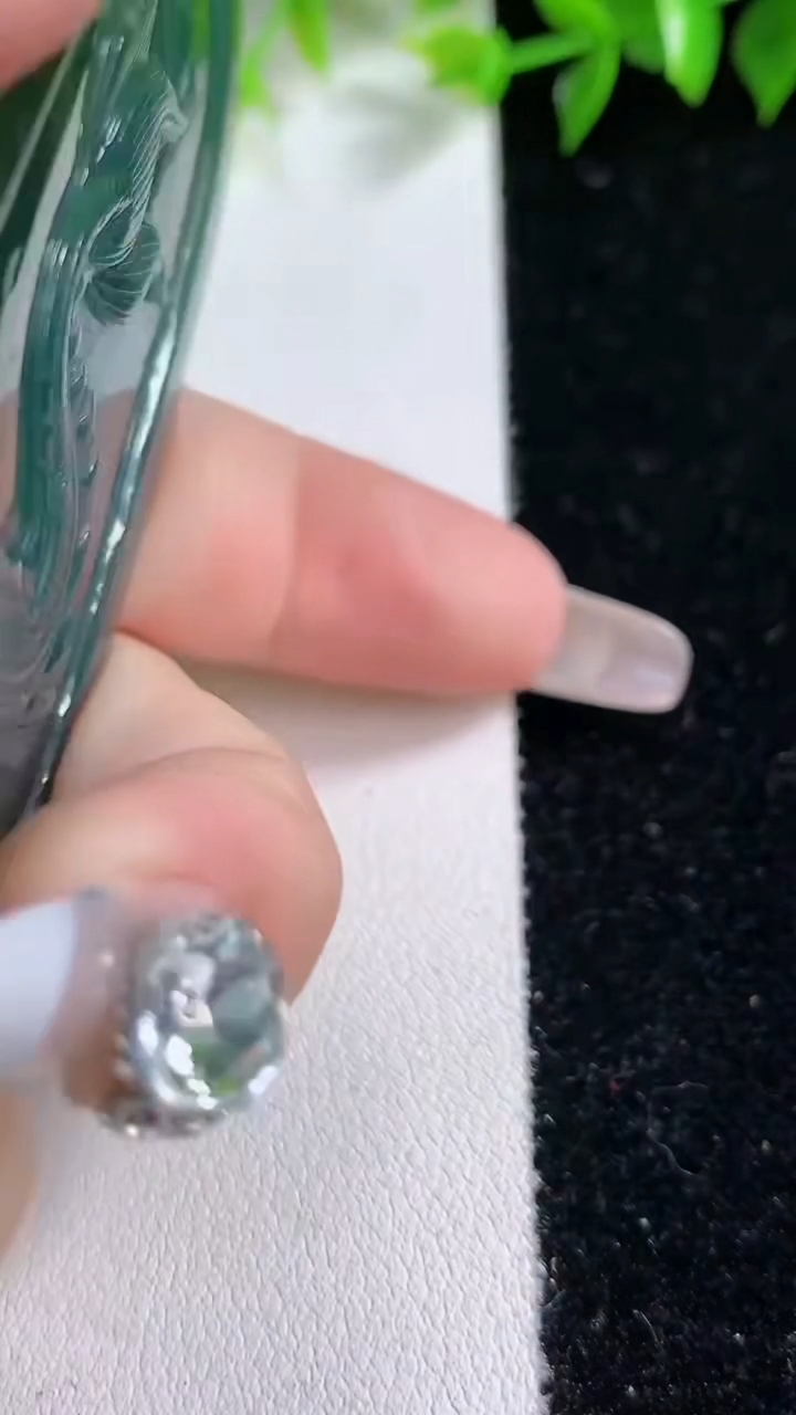 天然A货翡翠双彩龙牌吊坠，尺寸73.8-42.5-8.8，重:55.41g
3月8日