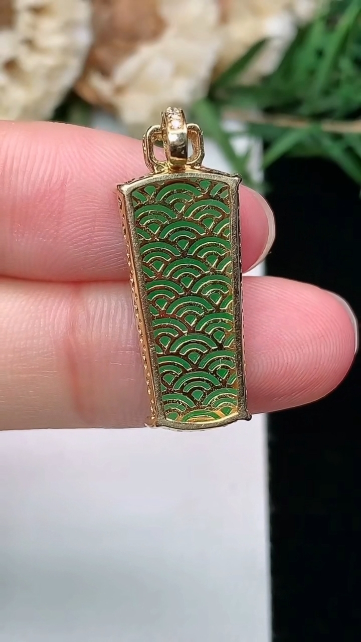 天然A货翡翠无事牌吊坠，尺寸21.4-9.5-5，重量:2.73g
3月8日