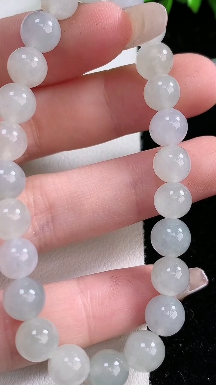 天然A货翡翠圆珠手串，尺寸7.5，重:18.27g3月8日
工厂直销收藏佳品,种好水足，色泽均匀，有种有色，上手高大气！