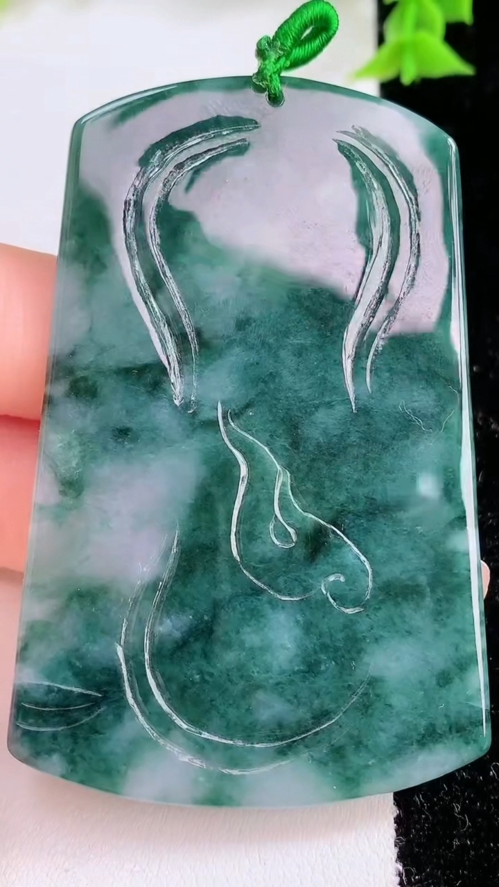 天然A货翡翠飘花御龙财神爷吊坠，尺寸68-43.7-4.5，重量:33.10g
3月8日