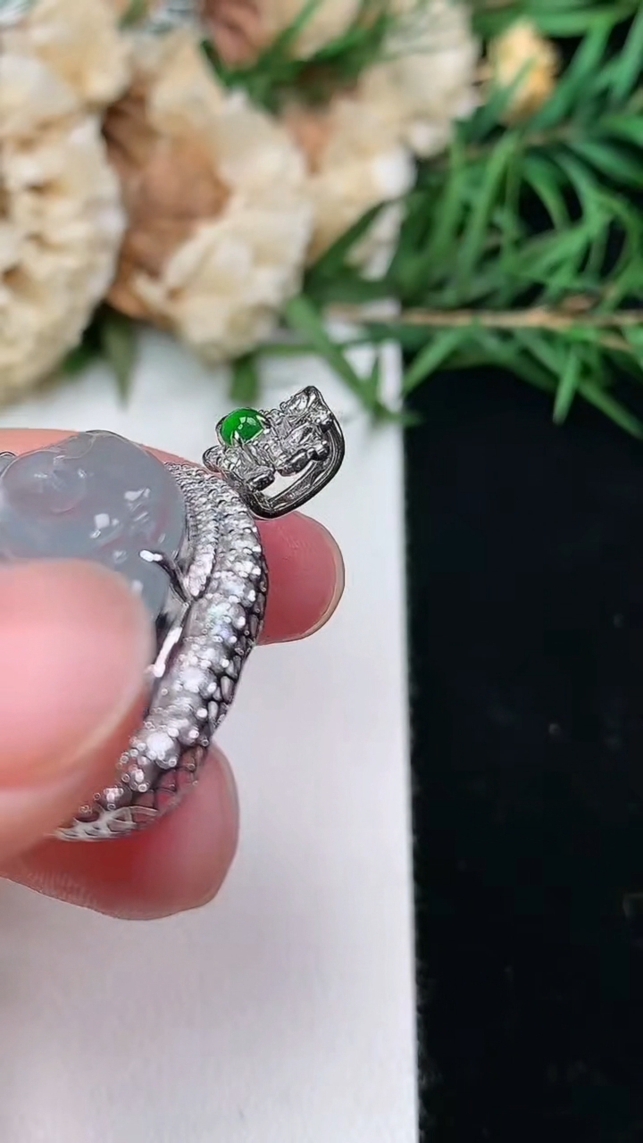 天然A货翡翠飘花佛公吊坠，尺寸31.7-32-11，裸石18.2-29，重量:7.51g
3月8日