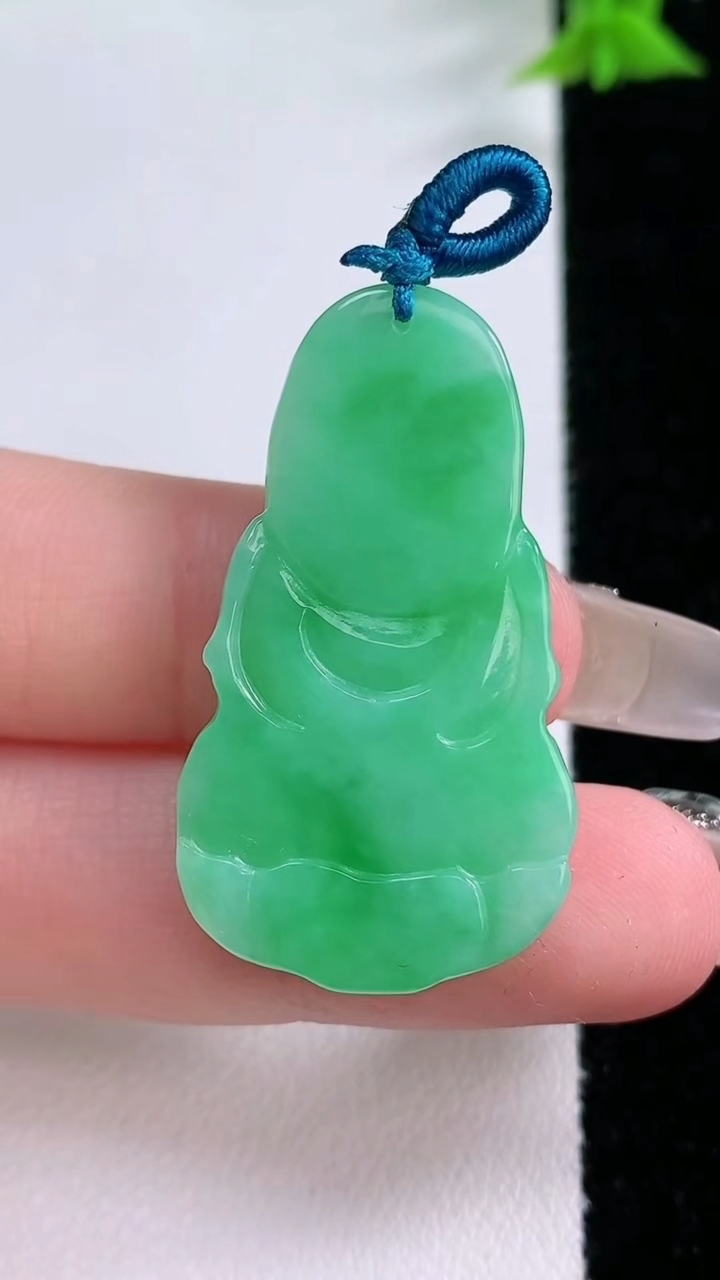 天然A货翡翠观音菩萨吊坠，尺寸35.8-20-4.8，重量:7.38g
3月8日