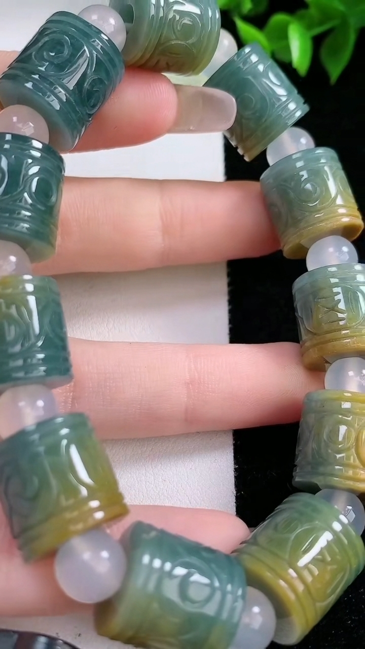 天然A货翡翠双彩路路通手串，尺寸14.2-13.5-11颗，重:71.60g3月8日
工厂直销收藏佳品,种好水足，色泽均匀，有种有色，上手高大气！