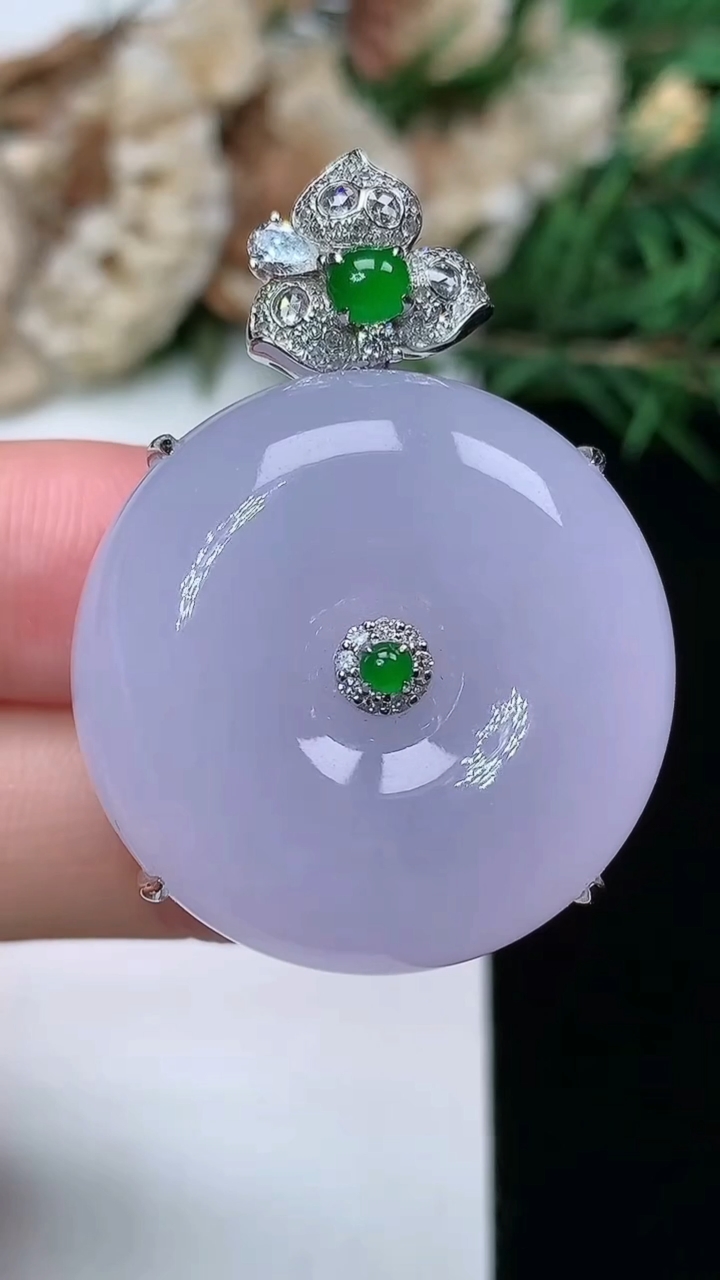 天然A货翡翠紫罗兰平安扣吊坠，尺寸27.8-13.6，重量:22.01g
3月8日