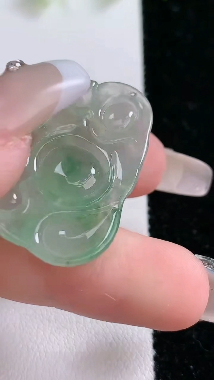 天然A货翡翠布袋佛吊坠，尺寸33-21-5.5重:5.88g
3月8日